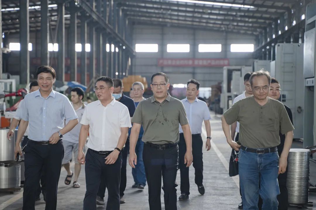 衡東縣縣委副書記、縣長(zhǎng)對(duì)朝陽(yáng)集團(tuán)自動(dòng)化生產(chǎn)線進(jìn)行視察